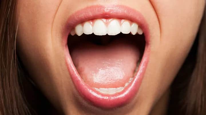Zapalenie jamy ustnej: objawy, przyczyny i kiedy iść do lekarza