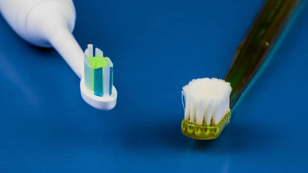 Szczoteczka soniczna vs elektryczna vs manualna: Którą wybrać?