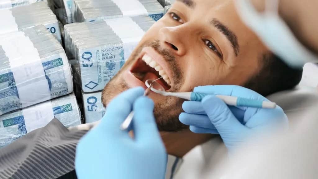 Dentysta w Polsce: Ile zarobisz? Mediana, specjalizacje, własny gabinet