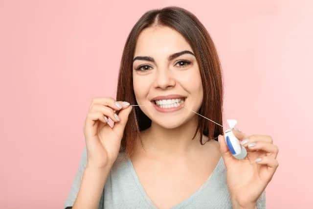Jak często nitkować zęby? Ekspert radzi - codzienna higiena