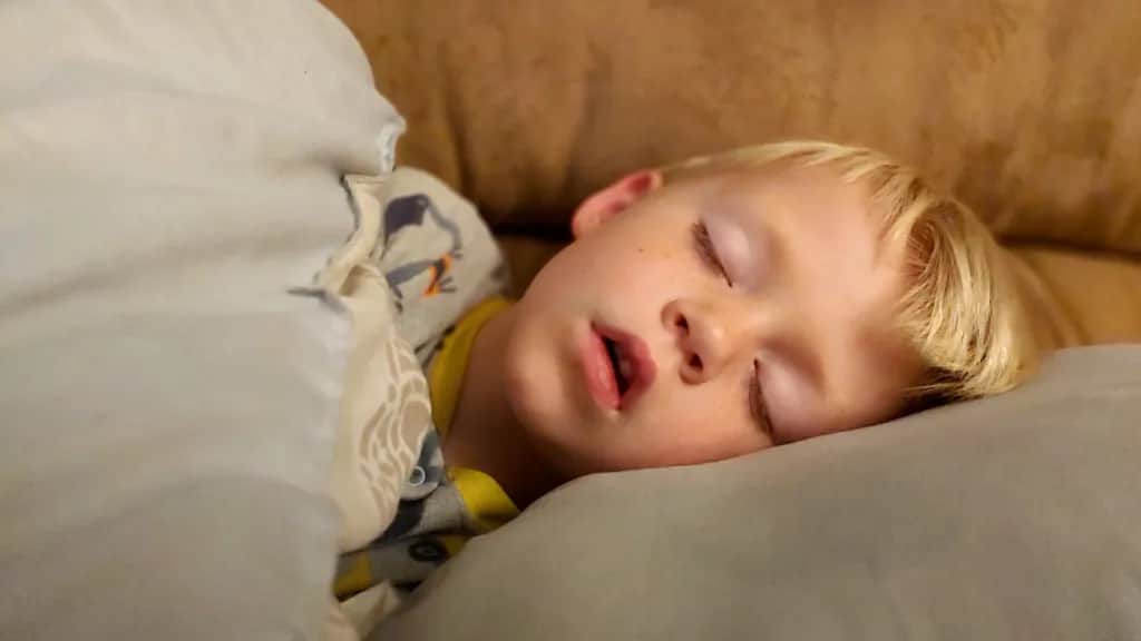 Otwarta buzia dziecka? Objawy hipotonii oralnej i jak pomóc